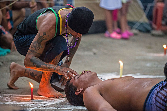 Un rito di Santeria cubana in strada, tra religione ed esoterismo