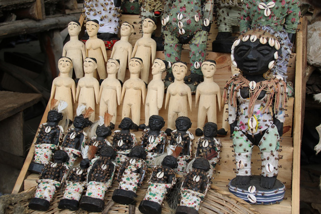 Feticci voodoo in vendita al mercato Akodessewa