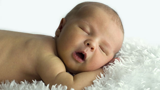Un bimbo addormentato