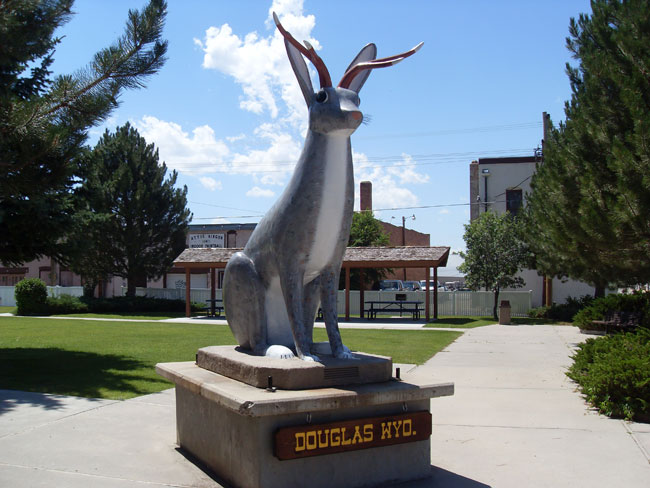 La statua di un jackalope a Douglas negli USA