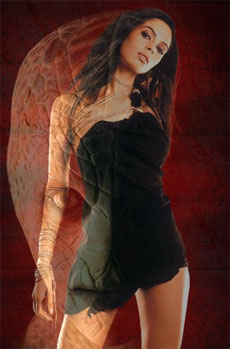 Hisss: Mallika Sherawat donna serpente