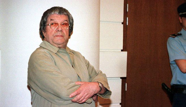 Una foto dell'assassino seriale Andras Pandy a processo