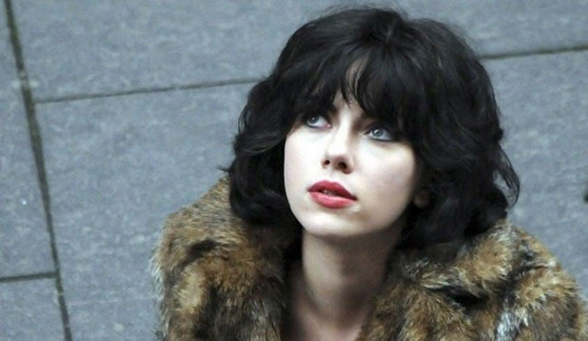 Scarlett Johansson mora in una scena di Under the Skin