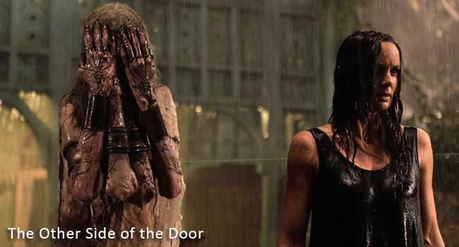 Una foto dal film horror originale del 2016 intitolato The Other Side of the Door