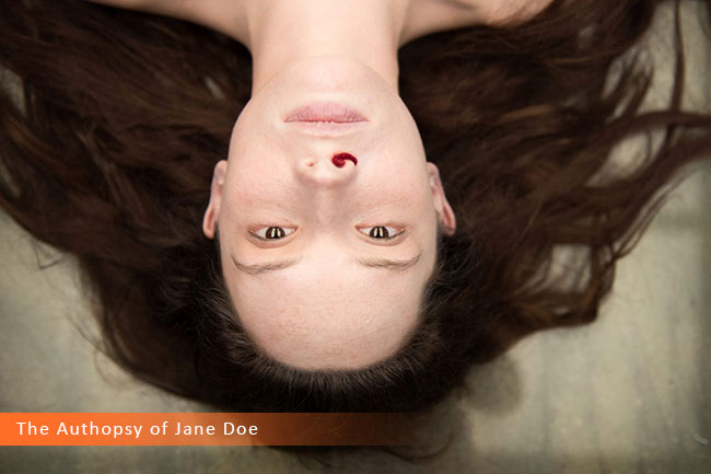Un fotogramma dal film horror 2017 intitolato The Autopsy of Jane Doe