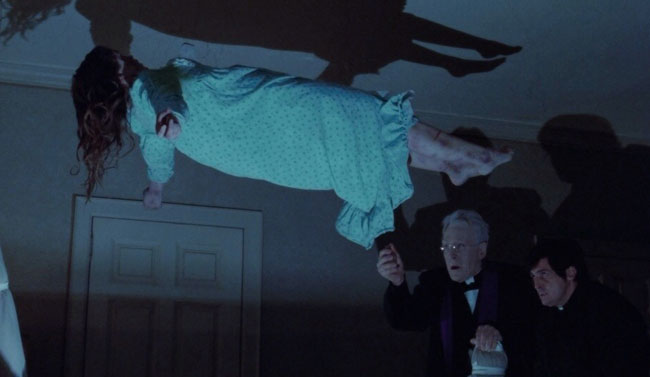 Padre Merrin pratica un esorcismo su Regan nel film The Exorcist