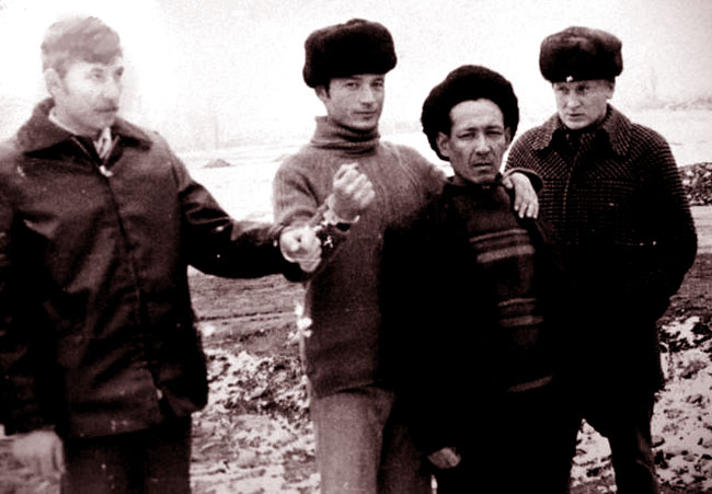 Una foto del serial killer kazako Nikolai Dzhumagaliev in manette
