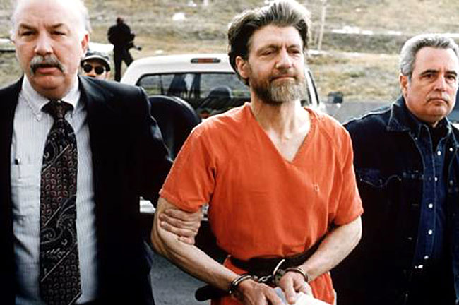Theodore Kaczynski, l'Unabomber, scortato dalla polizia Theodore Kaczynski, l'Unabomber, scortato dalla polizia