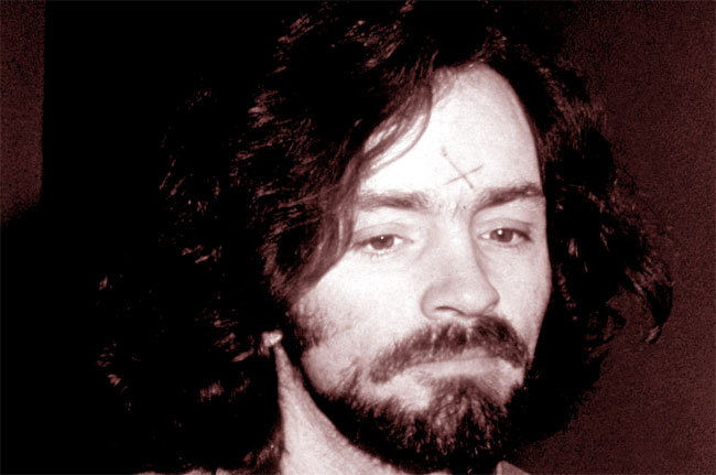 Una foto di Charles Manson, serial killer per induzione