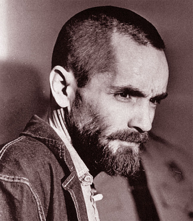 Una foto di Charles Manson, serial killer per induzione