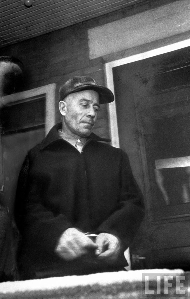 Il serial killer Ed Gein in manette (LIFE)