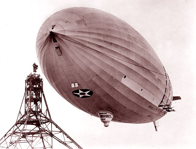 Il dirigibile USS Akron in volo