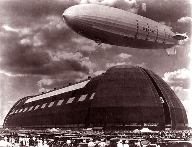 L'USS Akron ai docks Zeppelin e Goodyear