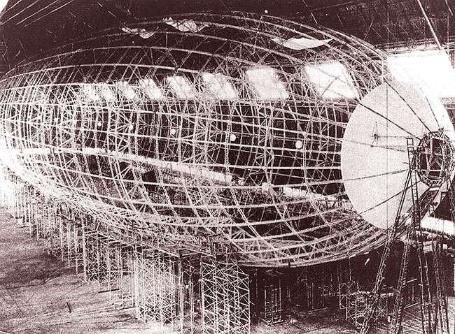 Una foto dell'USS Akron in costruzione