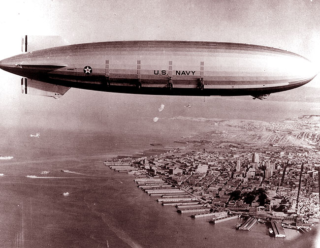 L'Akron in volo sopra un porto