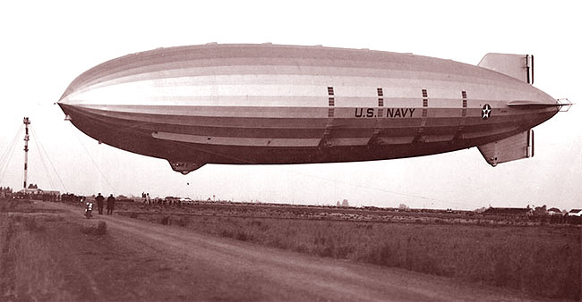 Una foto dell'USS Akron in arrivo a Sunnyvale